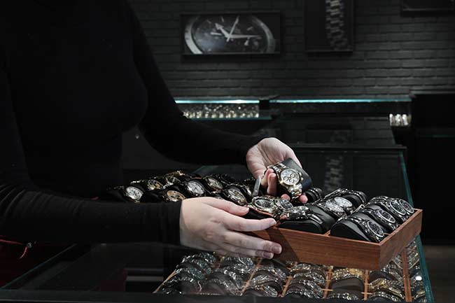 Holding box of watches