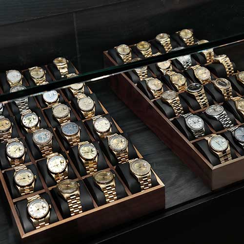 Holding box of watches