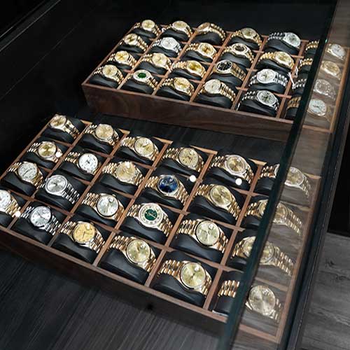 Holding box of watches