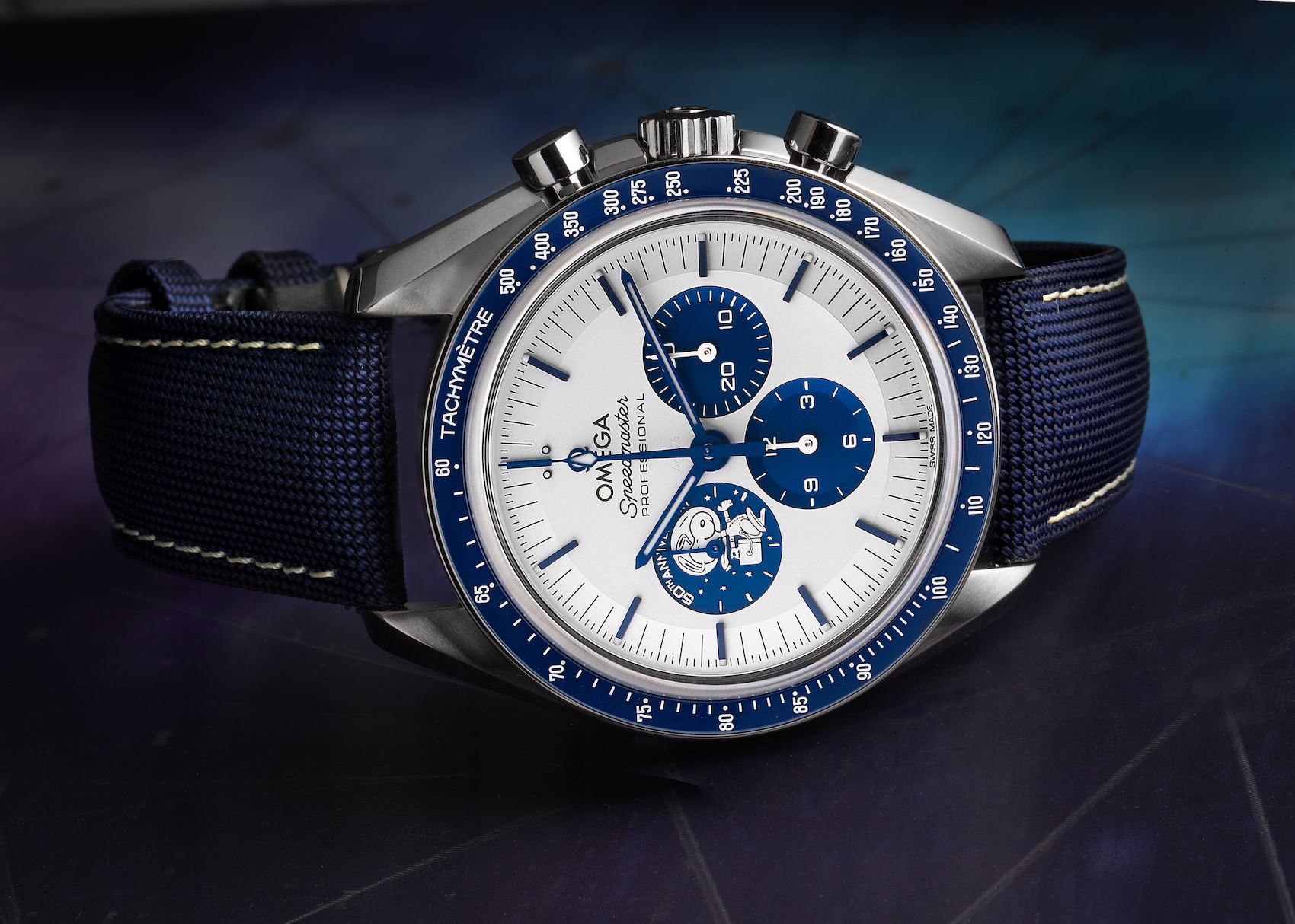 Omega Speedmaster Silver Snoopy Award Moonwatch 310.32.42.50.02.001