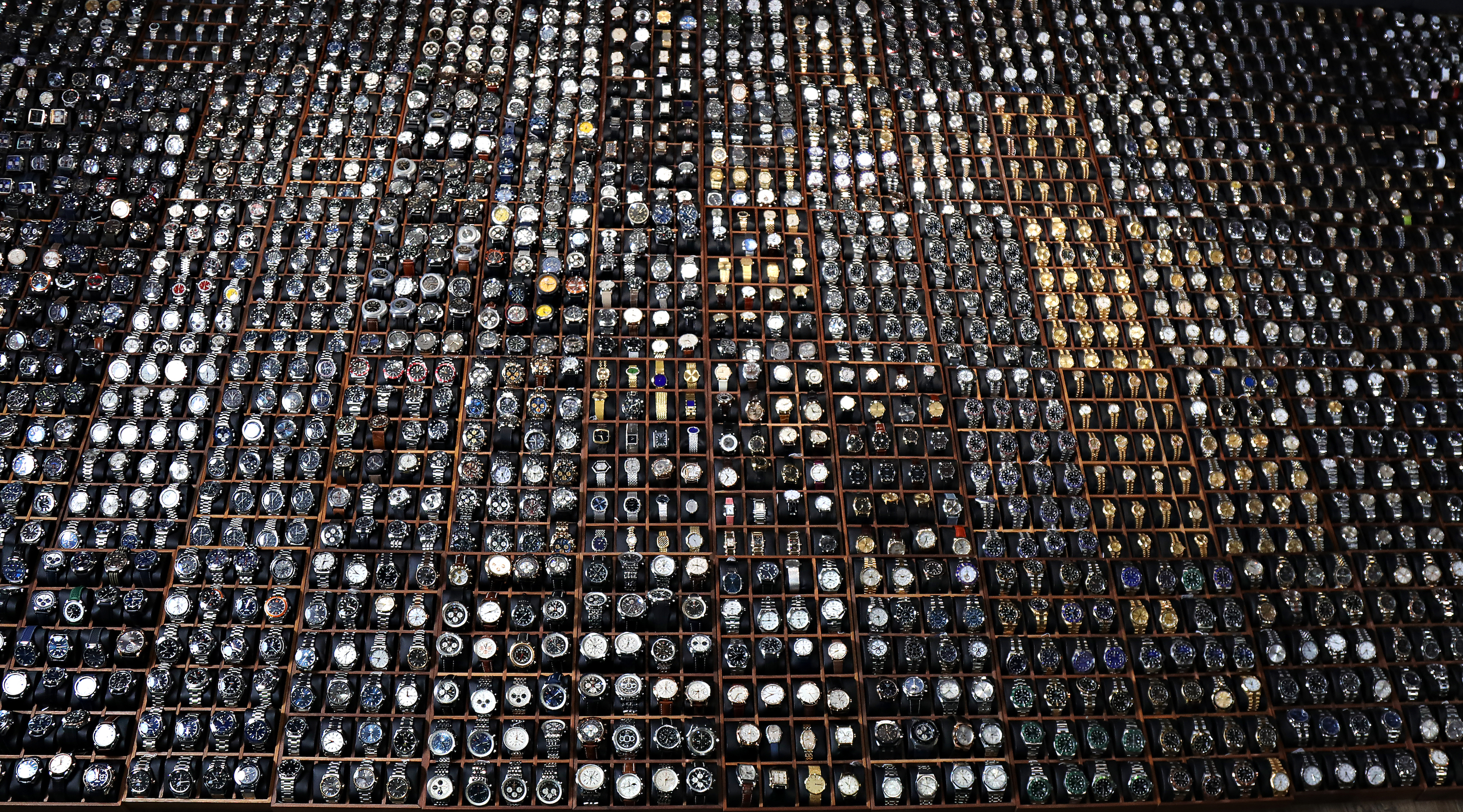 SwissWatchExpo selection of over 3,000 watches