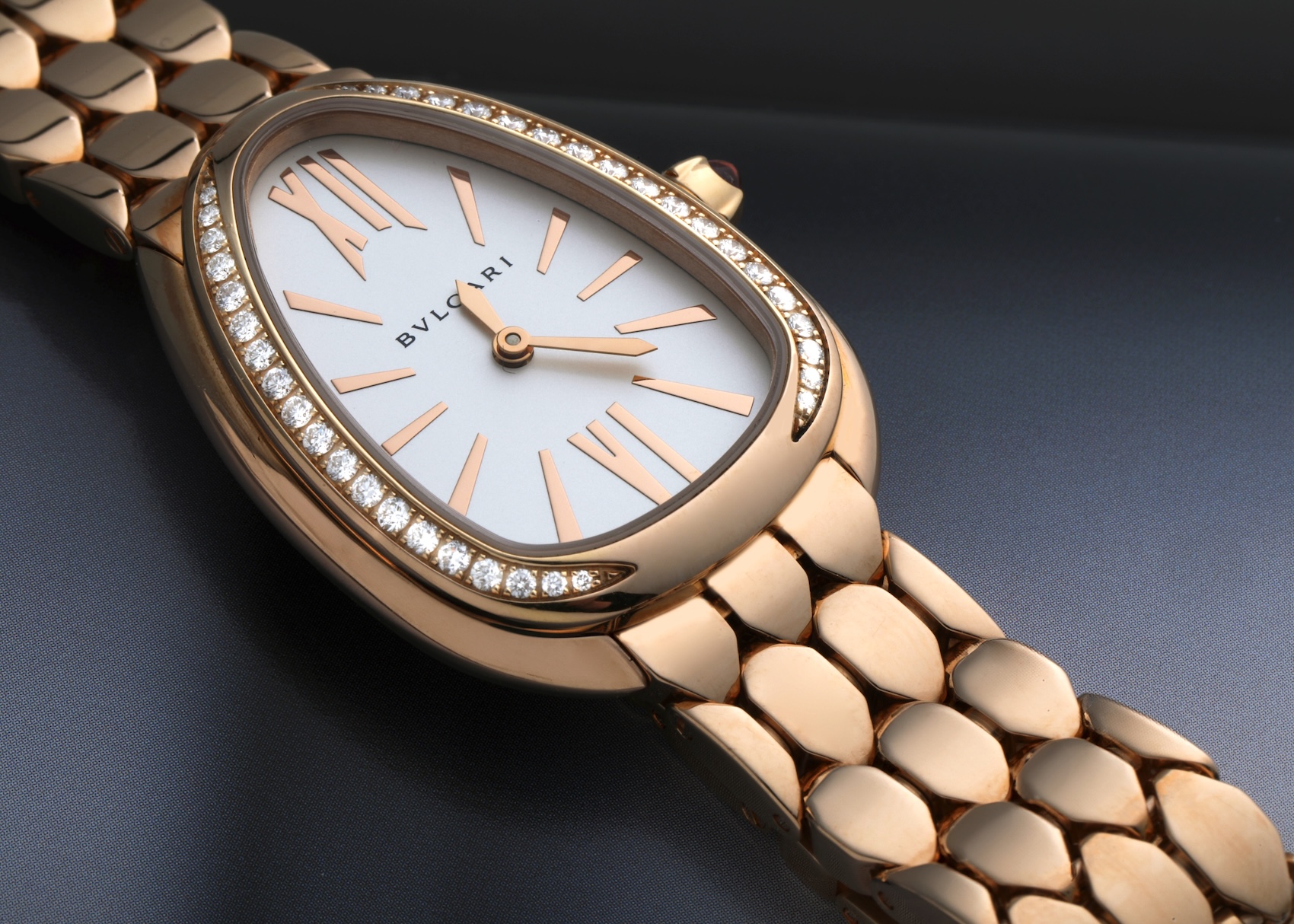 Close-up detail of the Bvlgari Serpenti Seduttori hexagonal scale bracelet links in rose gold.