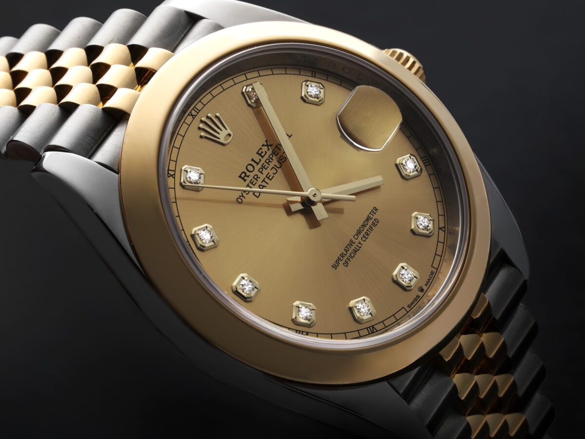 Close up of the Rolex Cyclops lens on a two-tone Datejust 41 ref 126303 magnifying the date.