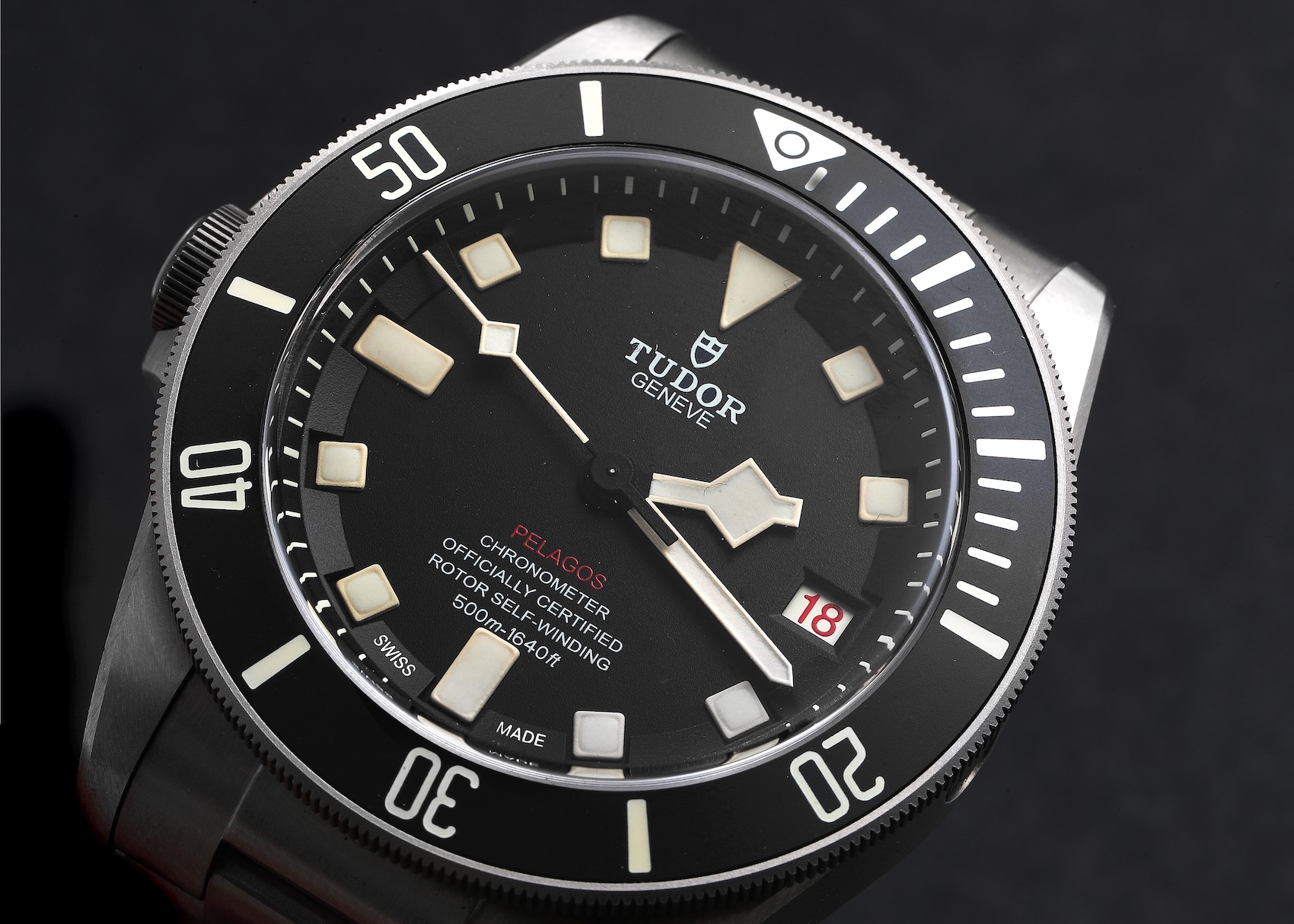  Close up of the Tudor Pelagos LHD dial showing the "Roulette" date wheel and beige luminescent markers.