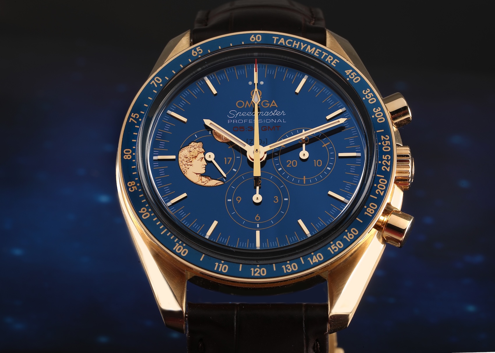Macro shot of the Omega Speedmaster Apollo 17 Limited Edition showcasing the Ceragold tachymeter bezel, where 18K solid gold is flawlessly integrated into blue ceramic.