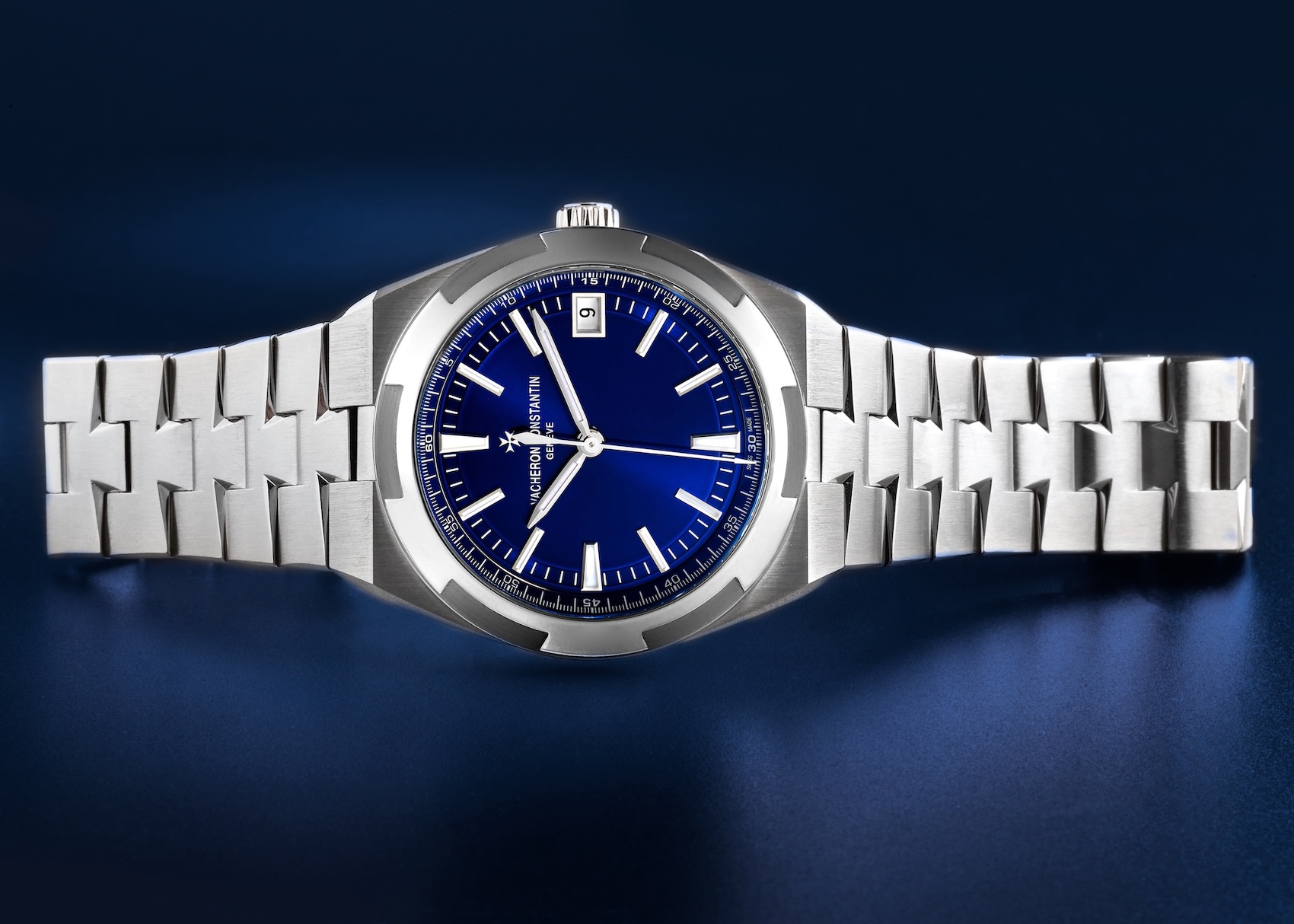 Vacheron Constantin Overseas Phase 3 Ref. 4500V featuring a translucent blue lacquered dial and stainless steel bracelet.