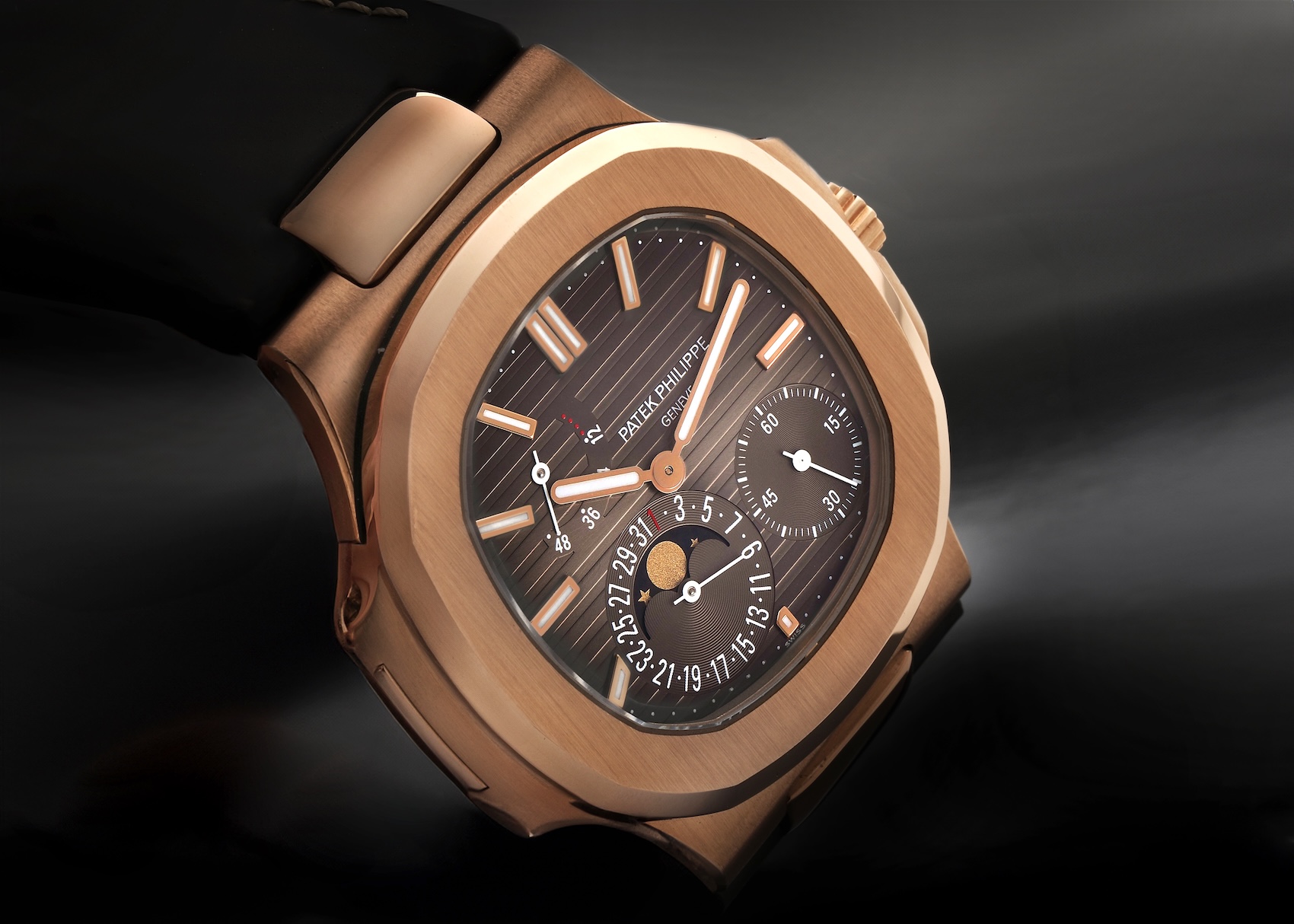 Angled view of the Patek Philippe Nautilus 5712R rose gold case highlighting the iconic Gérald Genta porthole design.