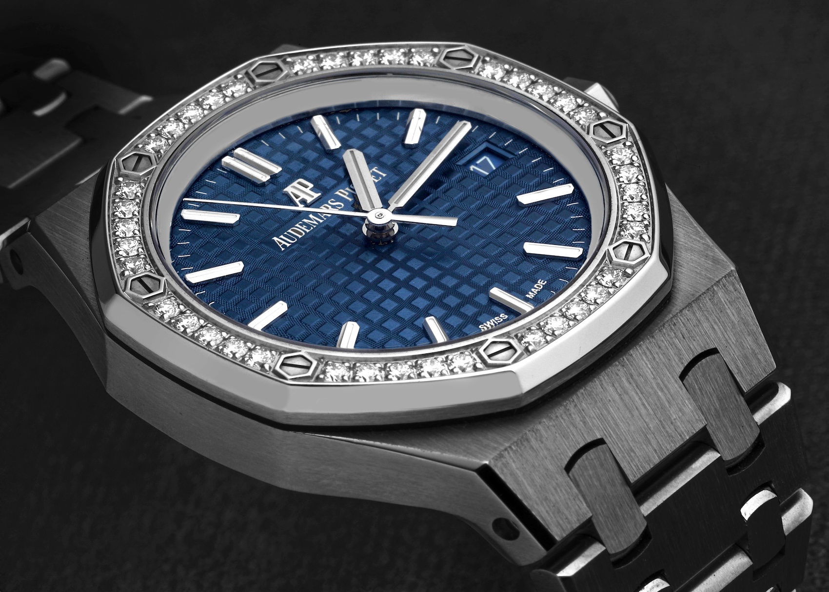 Macro shot of the 34mm Audemars Piguet Royal Oak Selfwinding ref. 77451ST in stainless steel with a diamond-set bezel and Bleu Nuit Nuage 50 Grande Tapisserie dial.