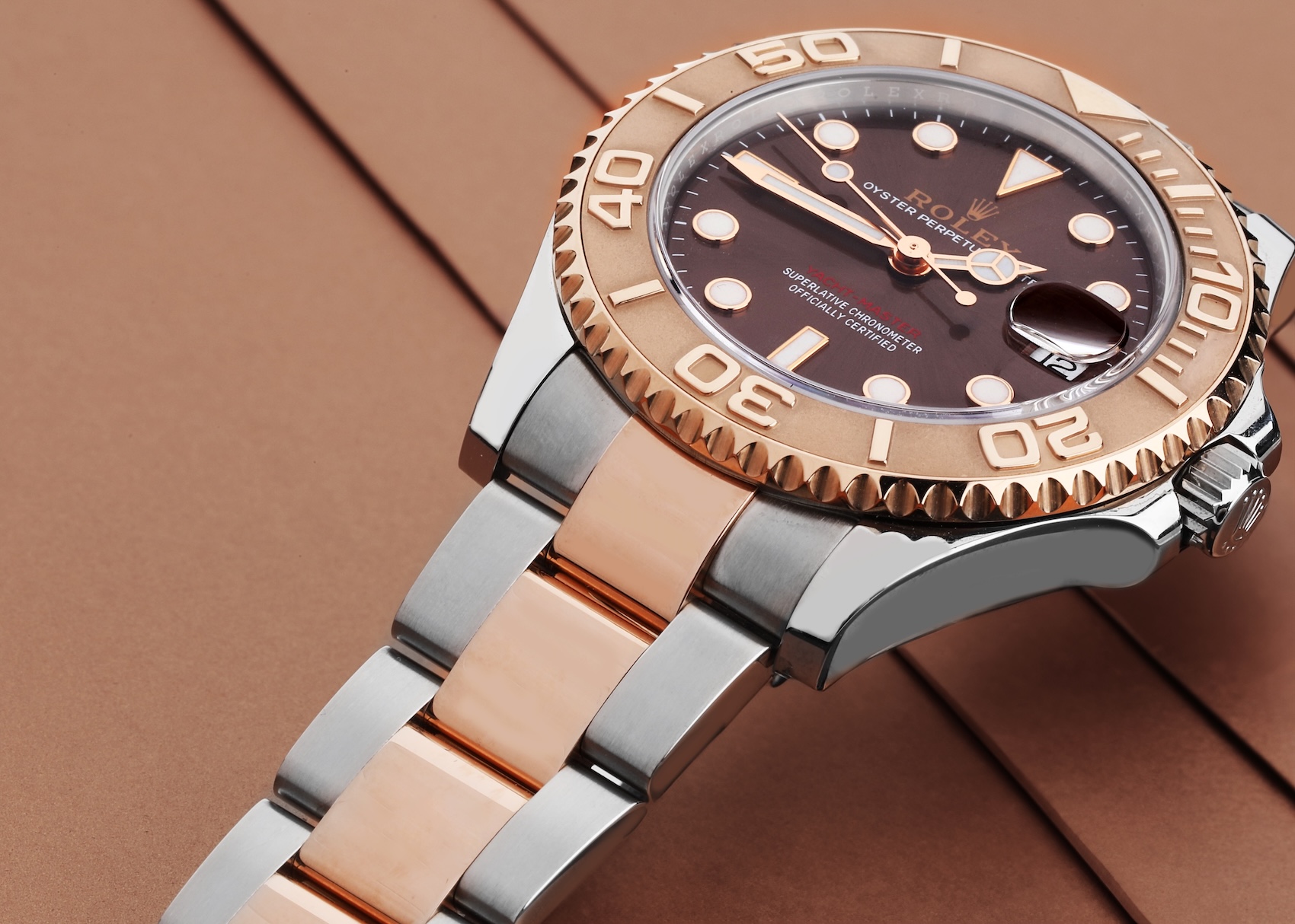 Rolex Yacht-Master 40mm Oystersteel and 18k Everose gold mens watch 116621 featuring a sunray chocolate brown dial, solid Everose gold bidirectional bezel, and two-tone Oyster bracelet.
